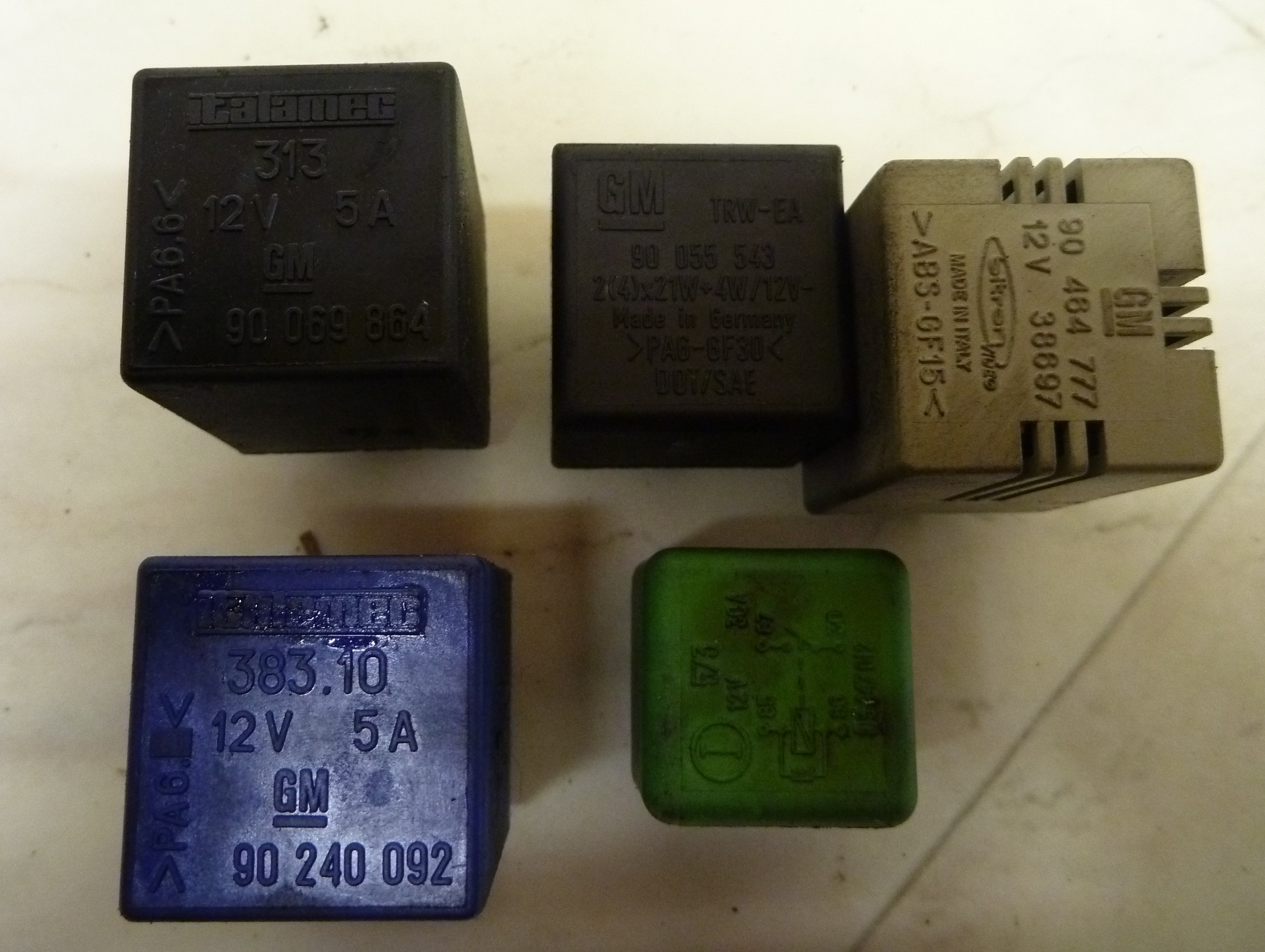 AZAutoverwertung Opel Corsa B 1,2Relais90240092+90069864+90464777 usw.